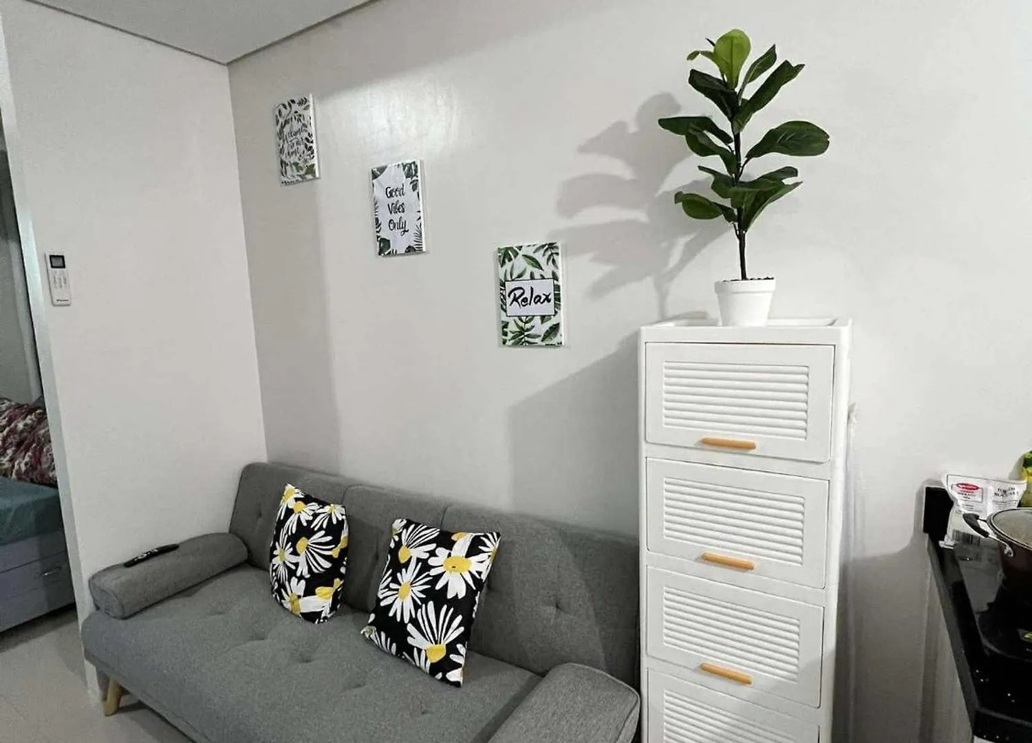Crisean Highrise Condo - 100 West Makati Manila Apartment
